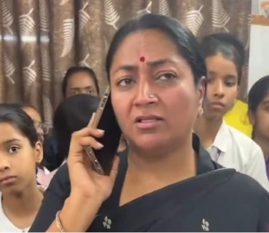 फी वाढीनंतर दिल्लीचे मुख्यमंत्री शाळेत खाली उतरले