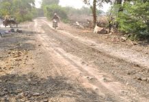 अमळनेर तालुक्यातील सावखेडा ते मुंगसे रस्ता रेतीच्या डंपरमुळे उध्वस्त; दुचाकी चालवणेही कठीण, ग्रामस्थ संतप्त