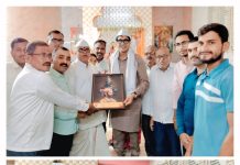 कोसगांवच्या विठ्ठल मंदिरात निर्जला एकादशी निमित्ताने नवलसिंग राजे पाटील यांना महाआरतीचा मान