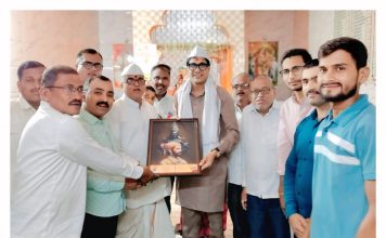 कोसगांवच्या विठ्ठल मंदिरात निर्जला एकादशी निमित्ताने नवलसिंग राजे पाटील यांना महाआरतीचा मान